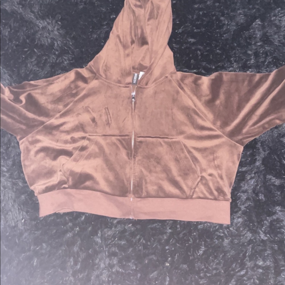 Brown but also a light brown size large in the pants and large in the jacket